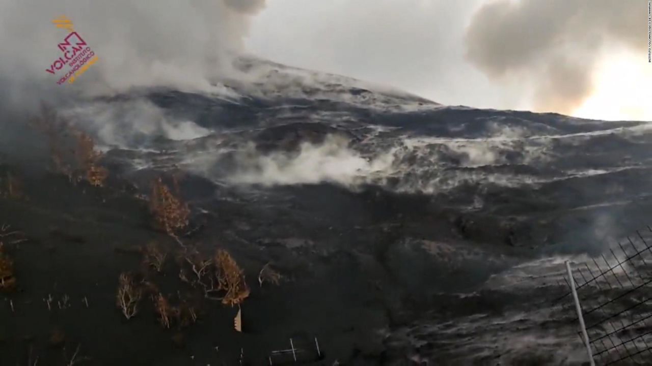 CNNE 1102446 - arriesgan su vida en la "zona muerta" del volcan de la palma