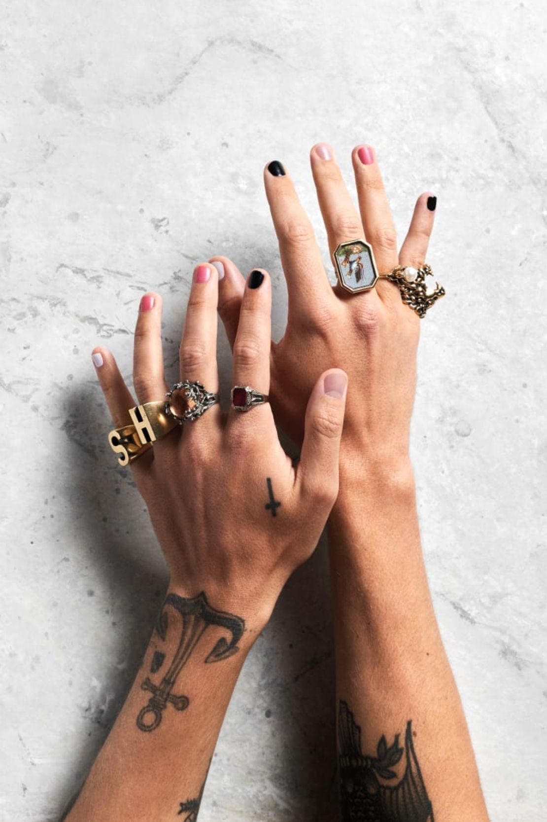 Harry Styles modelando la nueva gama de esmaltes de uñas y sus característicos anillos H y S. Crédito: Pleasing