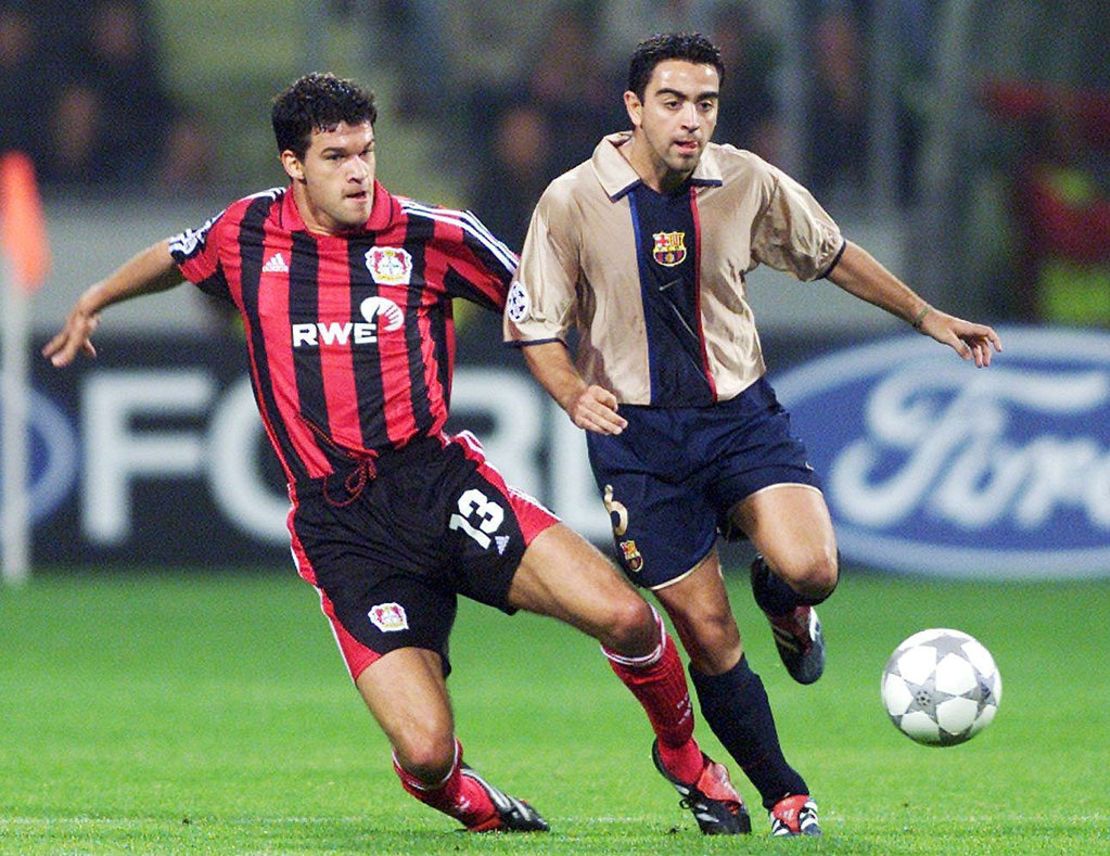 Xavi Hernéndez disputa un balón con el alemán Michael Ballack. Crédito: Sandra Behne/Bongarts/Getty Images