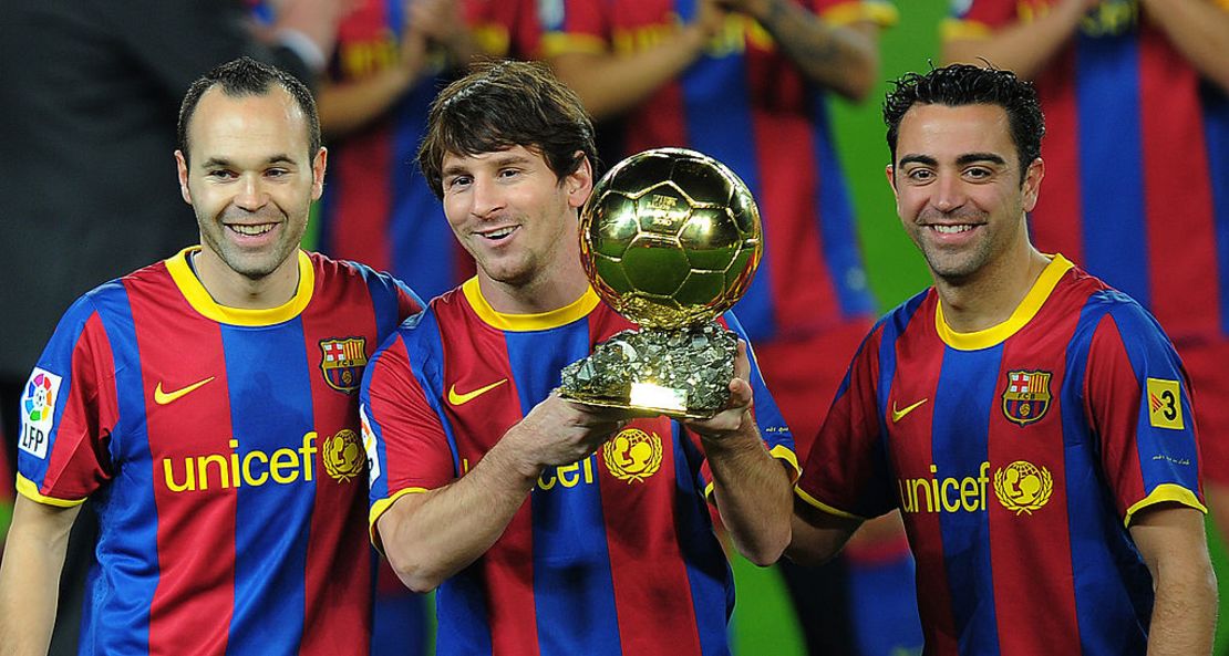 Lionel Messi posa junto con Andrés Iniesta y Xavi Hernández el 11 de enero de 2011 con el trofeo del Balón de Oro. Crédito: LLUIS GENE/AFP via Getty Images