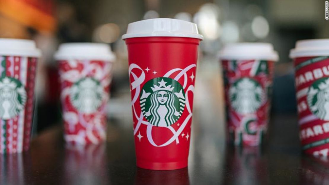 El diseño de la taza reutilizable navideña de Starbucks de este año.