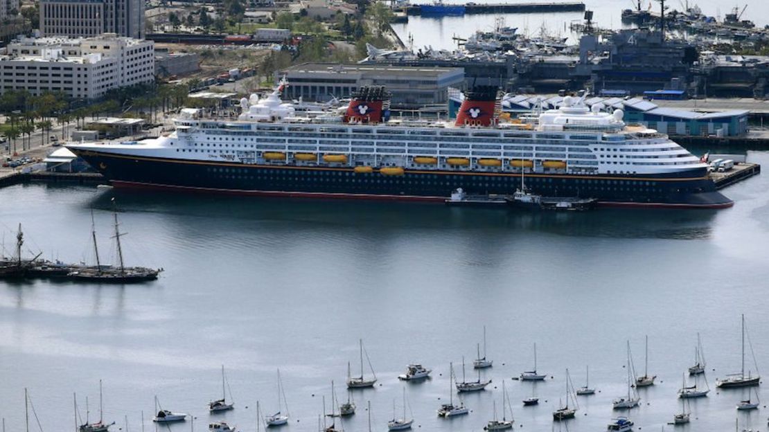 Vista aérea del crucero Disney Wonder atracado el 20 de marzo de 2020 en San Diego, California.