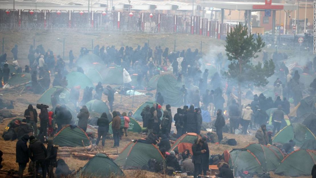 El humo se eleva sobre un campamento improvisado de migrantes en el lado bielorruso de la frontera, cerca de Bruzgi.