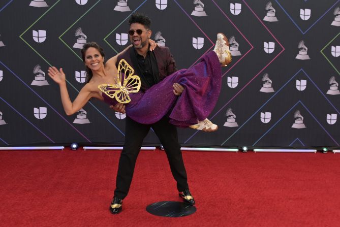 La cantante colombiana AleMor caminó con su esposo Wizzmer por la alfombra roja del MGM Grand Arena con estos zapatos deportivos intervenidos con cristales y mariposas de metal.