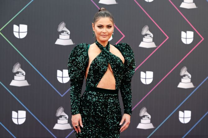 La Chiquis Rivera desfila por la alfombra roja con un traje verde con lentejuelas muy al estilo de Selena.