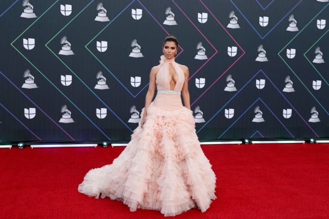 La actriz y modelo puertorriqueña Roselyn Sanchez también desfiló en la edicción número 22 de los Latin Grammy.