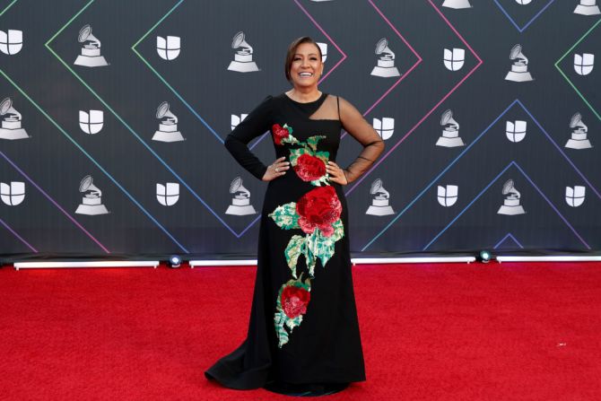 La cantante dominicana Milly Quezada desfiló por la alfombra roja con un vestido negro con un espectacular bordado en rosas en lentejuelas.