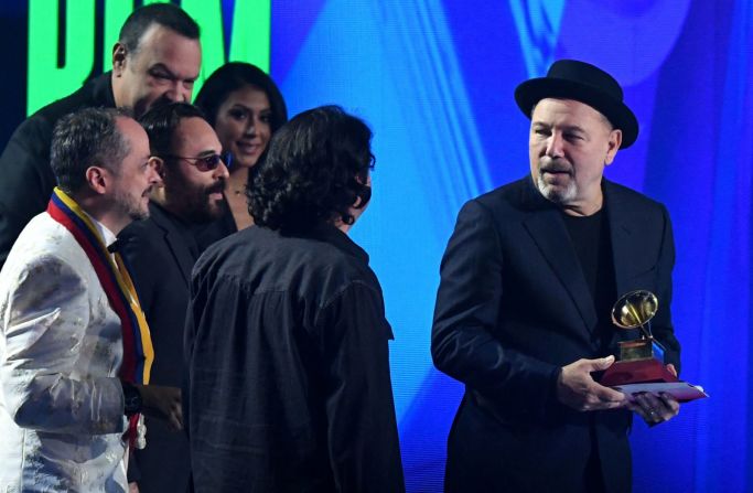Rubén Blades acepta el premio Álbum del Año por "Salswing!". Valerie Macon / AFP / Getty Images