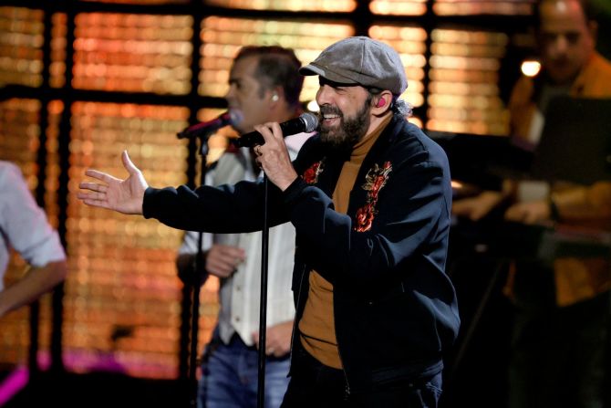 Juan Luis Guerra canta en el escenario. Ganó el premio Mejor Album Pop Tradicional. Ethan Miller/Getty Images