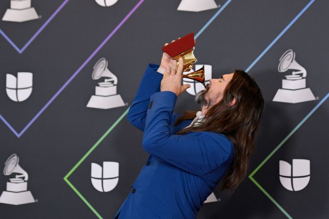Juanes posa con su premio al Mejor Álbum Pop / Rock. David Becker / Getty Images