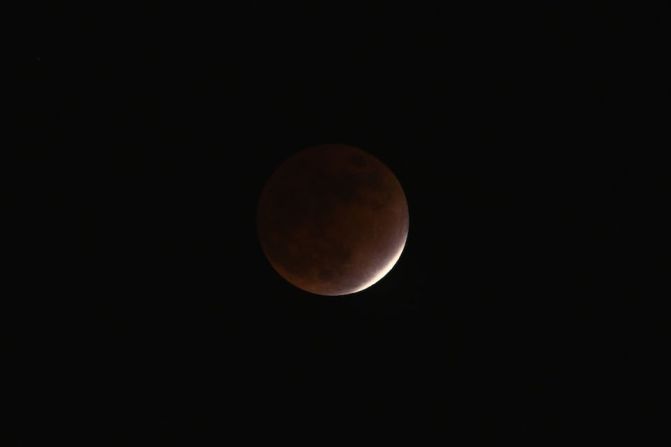 La Luna se ve durante el eclipse parcial desde el puesto de observación de Roppongi Hills en Tokio.