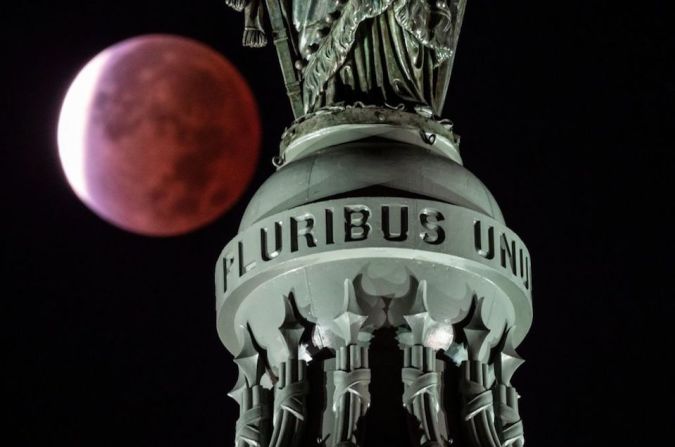 La luna, con un eclipse parcial de luna, se ve detrás de la cúpula del Capitolio en Washington.