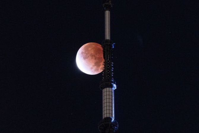 La luna se ve durante el eclipse lunar detrás del One World Trade Center en Nueva York.