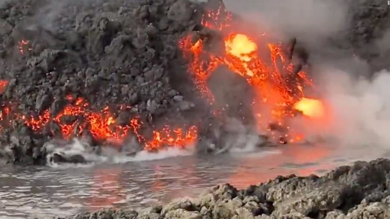 CNNE 1103773 - piedras de fuego caen al mar en la palma