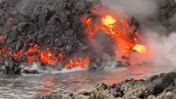 CNNE 1103773 - piedras de fuego caen al mar en la palma