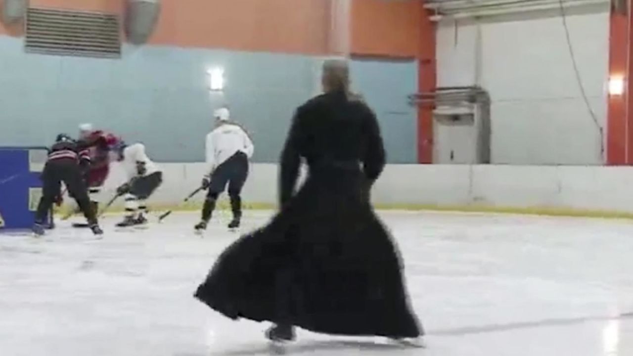 CNNE 1104112 - mira a sacerdote dar misa en pista de hockey sobre hielo