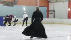 CNNE 1104112 - mira a sacerdote dar misa en pista de hockey sobre hielo