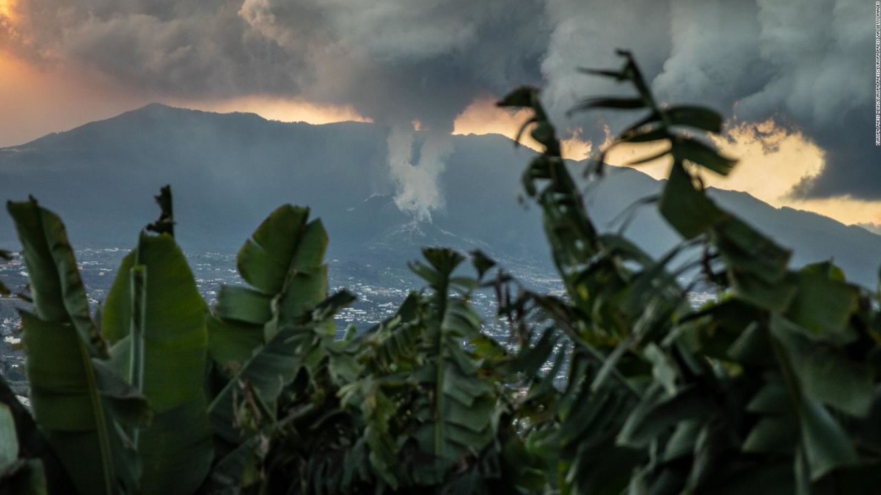 CNNE 1104114 - mira la impresionante lluvia de cenizas en la palma