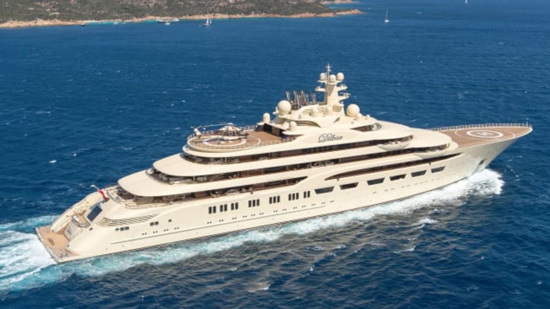 El Dilbar, de 156 metros de eslora, es el mayor yate del mundo por volumen, con un arqueo bruto de unas 16.000 toneladas Moorson.Klaus Jordan