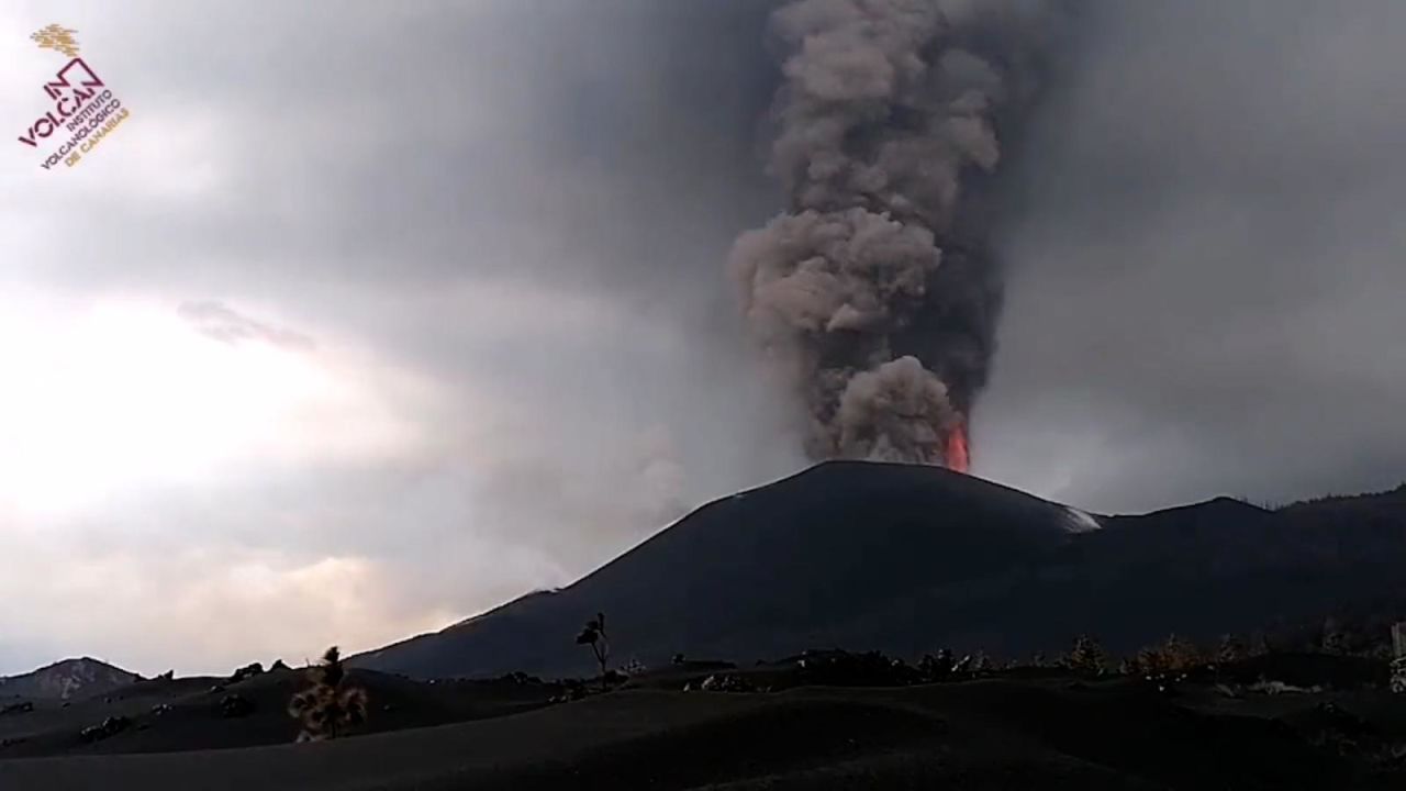 CNNE 1104302 - asi muestra su potencia el volcan de la palma