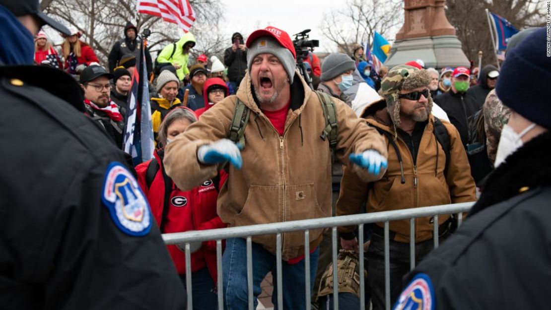 Manifestantes durante una protesta frente al Capitolio de Estados Unidos en Washington el 6 de enero de 2021.