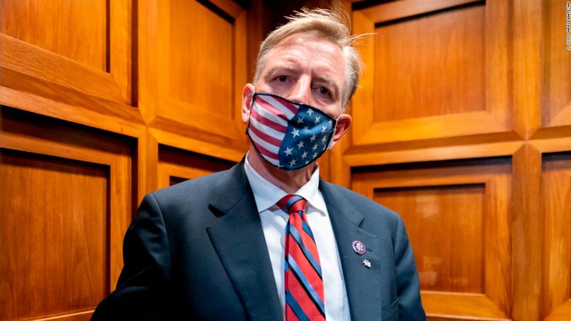 El congresista Paul Gosar de Arizona toma un ascensor en Capitol Hill en Washington el 17 de noviembre de 2021.