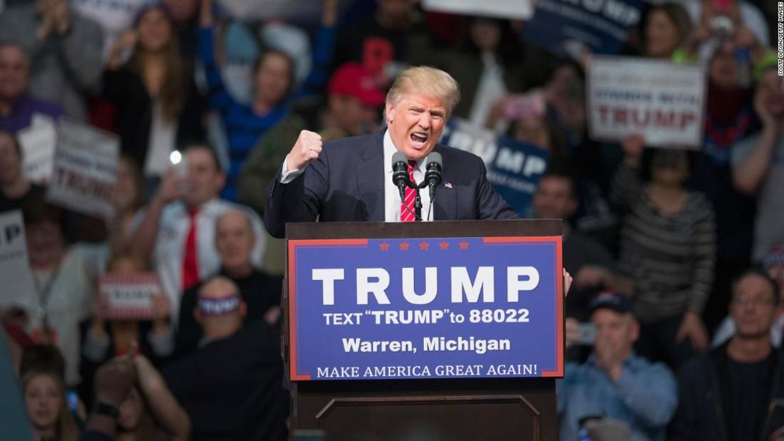 El presidente Donald Trump habla durante un mitin el 4 de marzo de 2016 en Macomb Community College en Warren, Michigan.