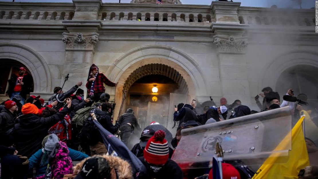 Los partidarios de Trump chocan con la policía y las fuerzas de seguridad cuando la gente intenta asaltar el Capitolio de Estados Unidos el 6 de enero.