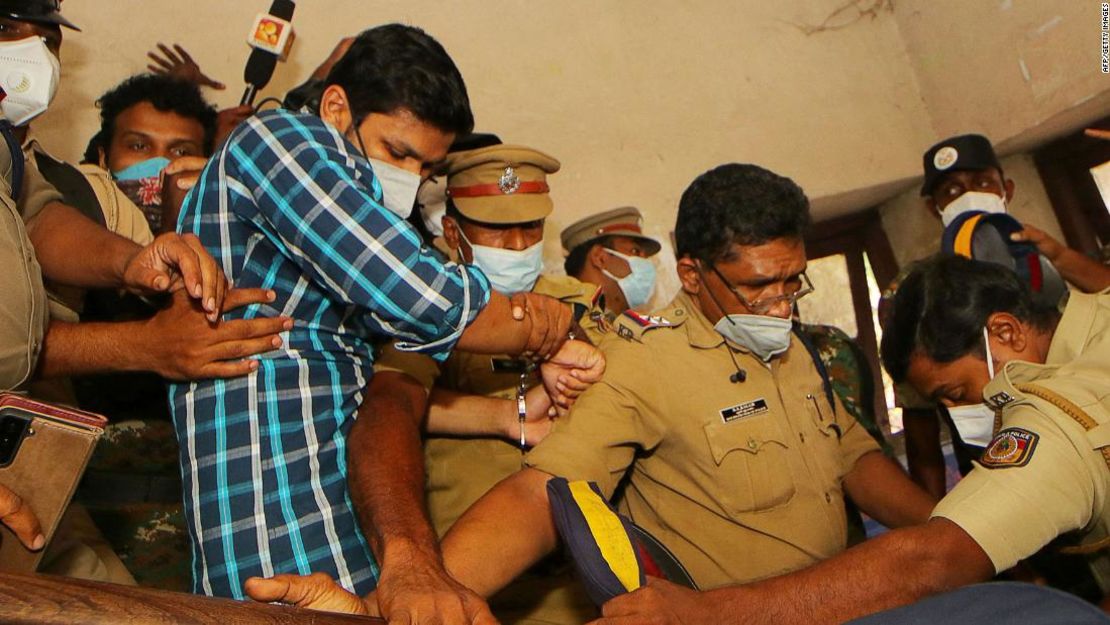 La policía se lleva a Suraj Kumar bajo custodia tras ser condenado a cadena perpetua por matar a su mujer.