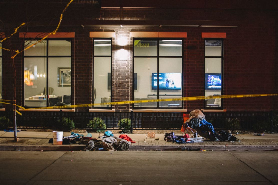 Escombros ensucian la calle en la escena del crimen el 21 de noviembre de 2021 en Waukesha, Wisconsin. Crédito: Jim Vondruska / Getty Images