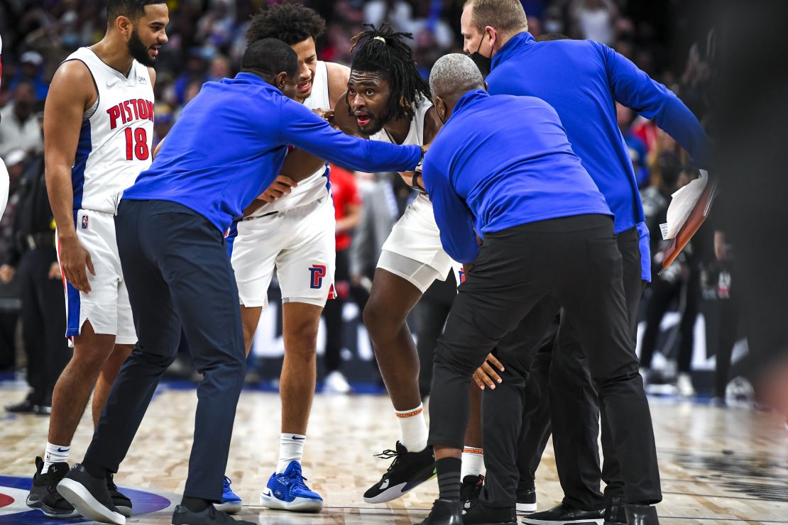 Isaiah Stewart reacciona después de recibir un golpe de LeBron James durante el juego de los Pistons y Los Ángeles Lakers el 21 de noviembre en Detroit, Michigan.