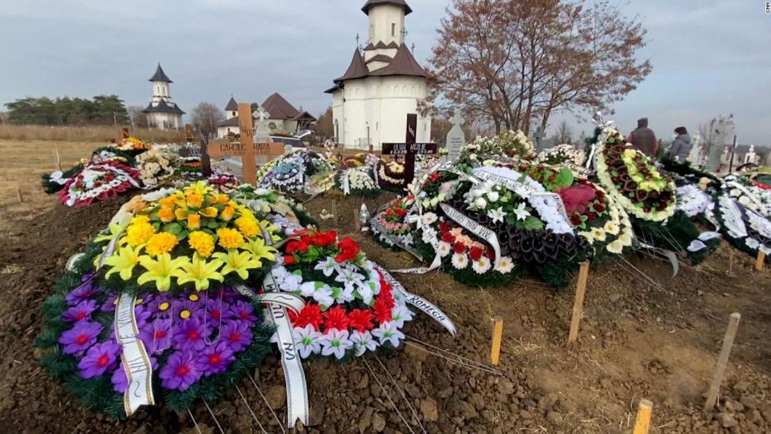 Tumbas recién colocadas en el mayor cementerio de Suceava, en el noreste de Rumania, que tiene la tercera tasa de mortalidad por covid-19 más alta del país.