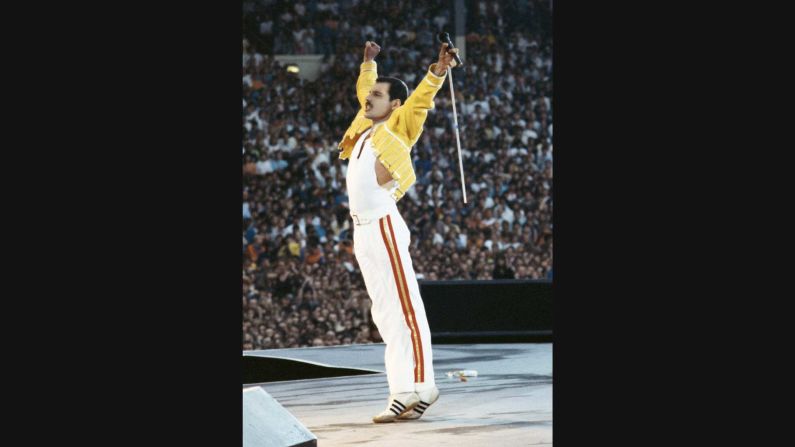 "Freddie tenía un cierto tipo de elegancia en él, y una cierta forma de saber lo que quiere llevar en el escenario, y siempre era una combinación de colores que siempre parecía genial. Tenía muy buen ojo para la moda y para la ropa", dijo Young. En la imagen, se puede ver a Freddie Mercury durante la gira Magic Tour de Queen, en el estadio de Wembley, Londres, 1986.