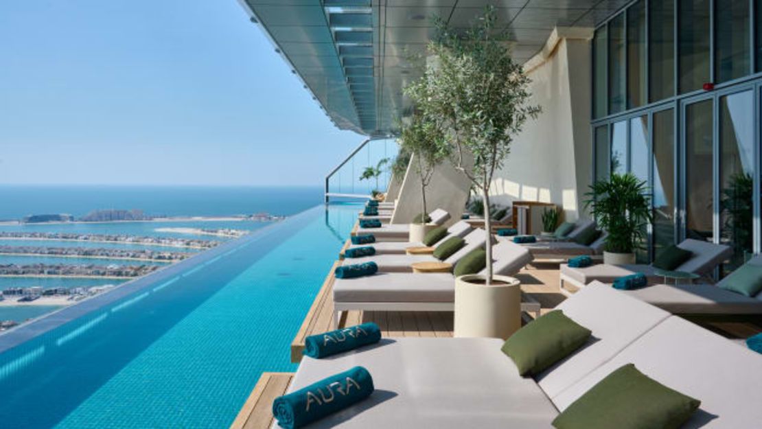 Aura Skypool, la primera y más alta piscina infinita de 360 grados del mundo, abrió sus puertas en la Palm Tower de Dubái.Crédito: AURA Skypool Lounge