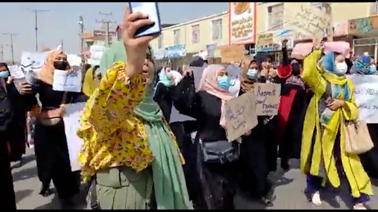 CNNE 1105078 - talibanes restringen participacion de mujeres en tv