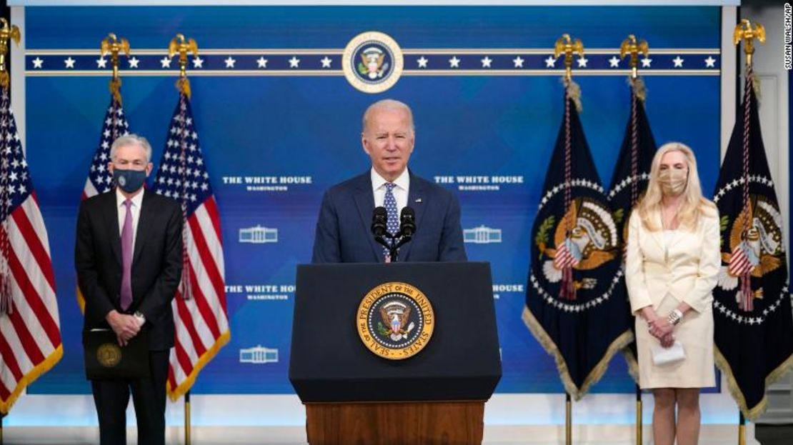 El presidente Joe Biden habla durante un evento en el Auditorio de South Court en el complejo de la Casa Blanca en Washington, el lunes 22 de noviembre de 2021.