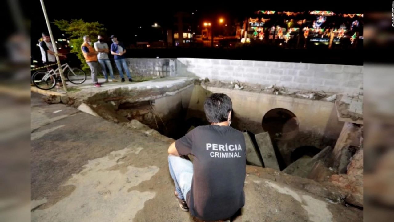 CNNE 1105679 - 5 cosas- colapsa acera en brasil y tira personas al rio