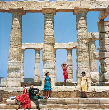 El diseñador de moda Dimitris Kritsas presenta su última colección en un templo de Cape Sounion, Grecia, en 1961. Crédito: Slim Aarons/Getty Images