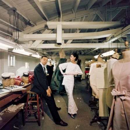 El diseñador de moda estadounidense James Galanos con la modelo Dovima en su taller de Nueva York en 1960. Crédito: Slim Aarons/Getty Images