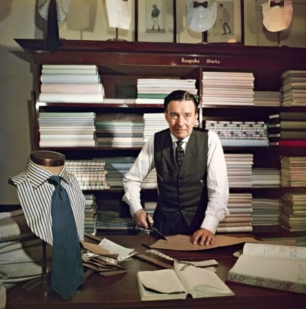 El Sr. Clark, jefe de corte de patrones del lujoso fabricante de camisas londinense Turnbull & Asser, en 1955. Crédito: Slim Aarons/Getty Images