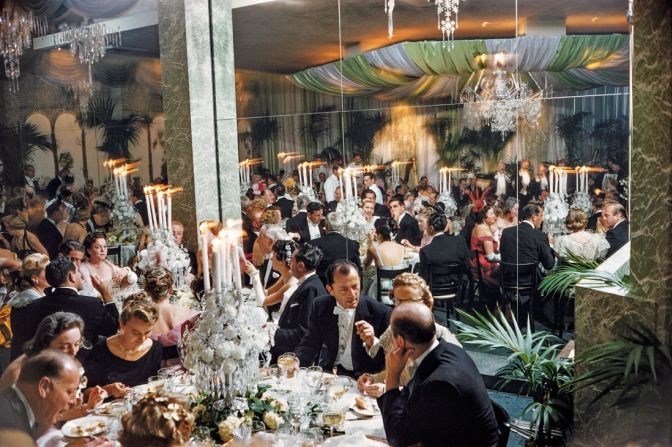 Una fiesta en el mundialmente famoso restaurante de Hollywood, Romanoff's, donde Aarons solía codearse con las estrellas de su época. Crédito: Slim Aarons/Getty Images