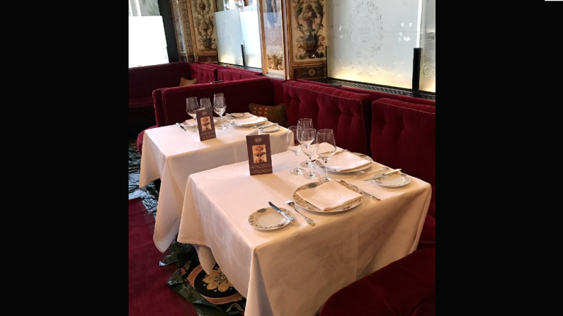 La mesa que se dice era la favorita de Coco Chanel en Le Grand Véfour.