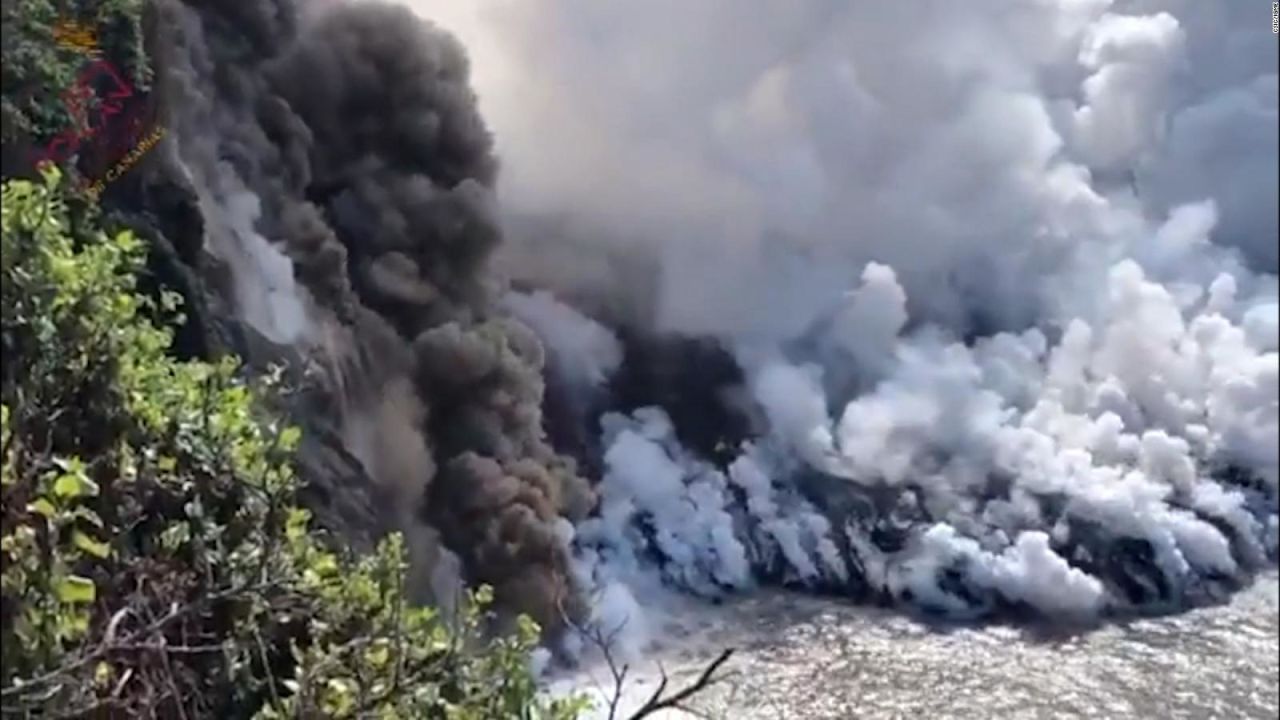 CNNE 1105999 - nubes de gases y fuego por la llegada de la lava al mar