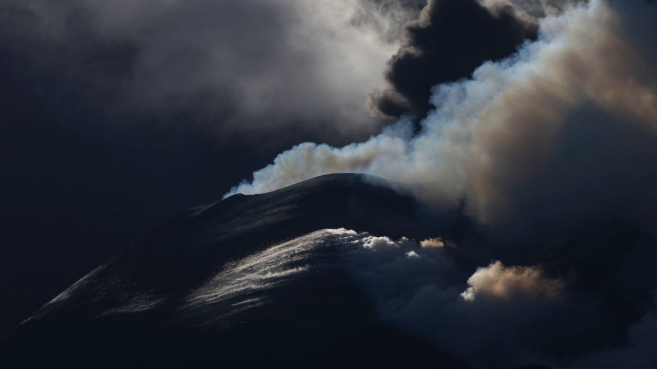 CNNE 1106027 - la palma's cumbre vieja volcano continues to erupt