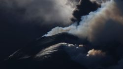 CNNE 1106027 - la palma's cumbre vieja volcano continues to erupt