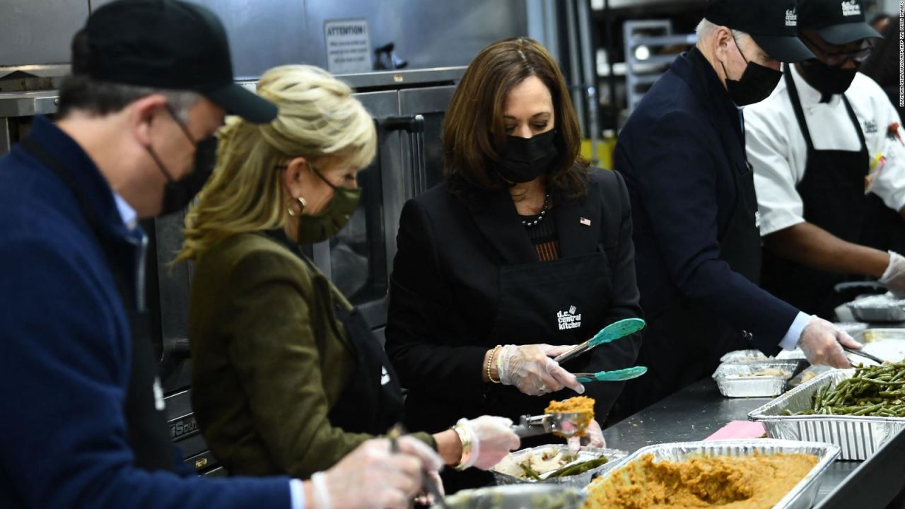 CNNE 1106129 - biden y kamala preparan comida para desfavorecidos