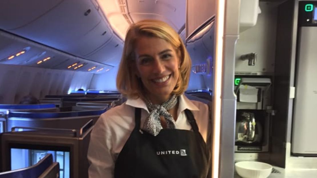 Sara Nelson, presidenta internacional de la Asociación de Auxiliares de Vuelo, trabaja en un viaje antes de la pandemia.