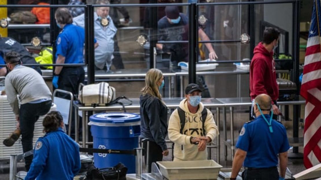 Se espera que el volumen de viajes aéreos se acerque a los niveles anteriores a la pandemia durante el Día de Acción de Gracias. Esta foto fue tomada durante las vacaciones del año pasado en el aeropuerto internacional de Seattle-Tacoma.