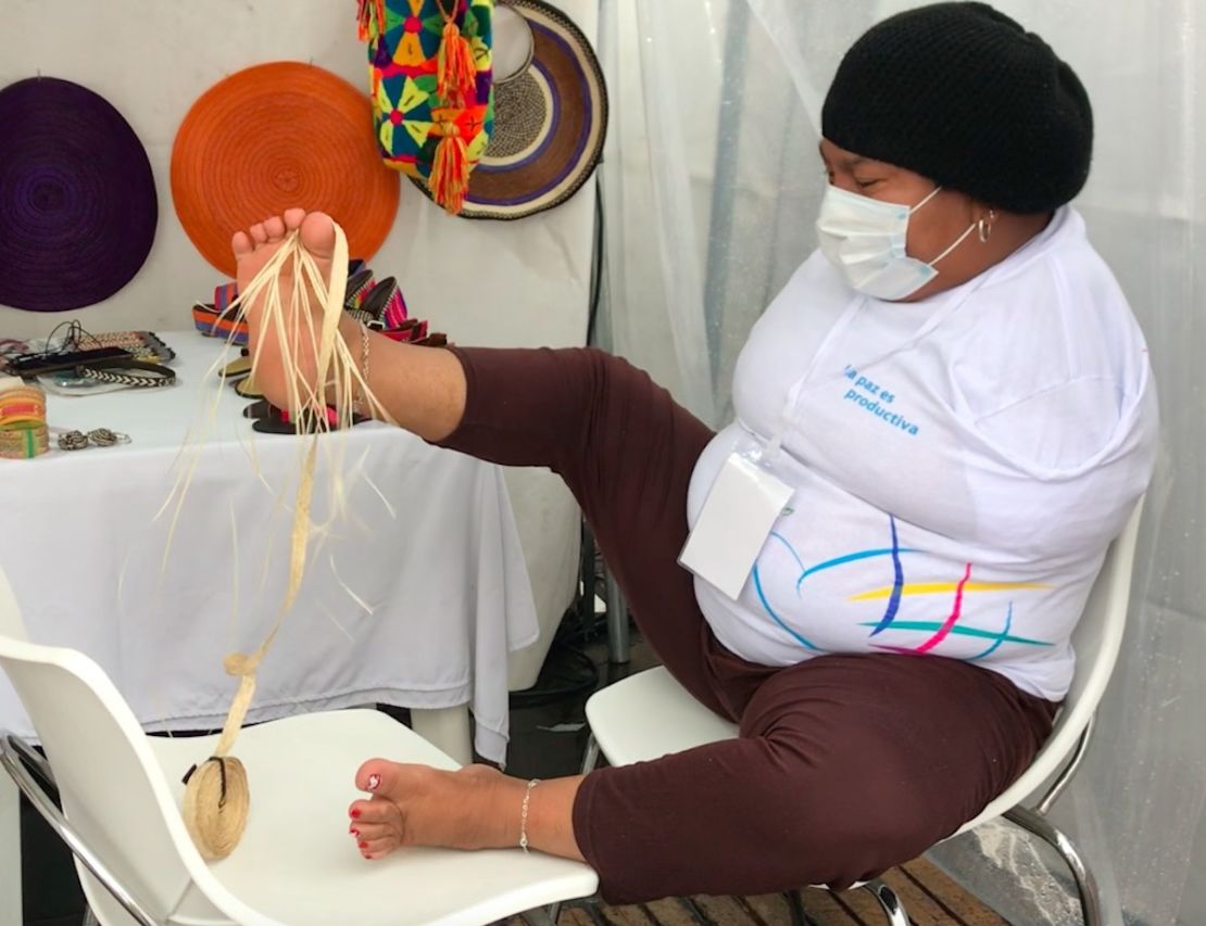 Odalys Morales fue víctima de la violencia. Es líder social indígena y teje haciendo sombreros de caña flecha con sus pies.