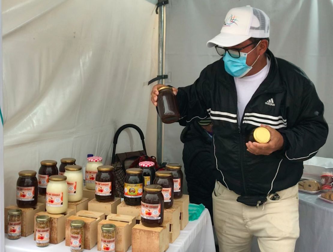 Rubén Aguirre, víctima de la violencia en Colombia, tiene un emprendimiento de productos apícolas.